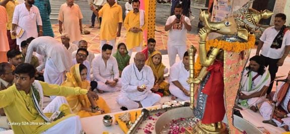 After anointing Lord Varah, he offered fifty-six bhogs and made offerings in the Maha Yagya