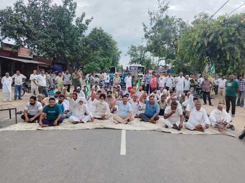 Farmers blocked the road in Sarawa village due to lack of drainage