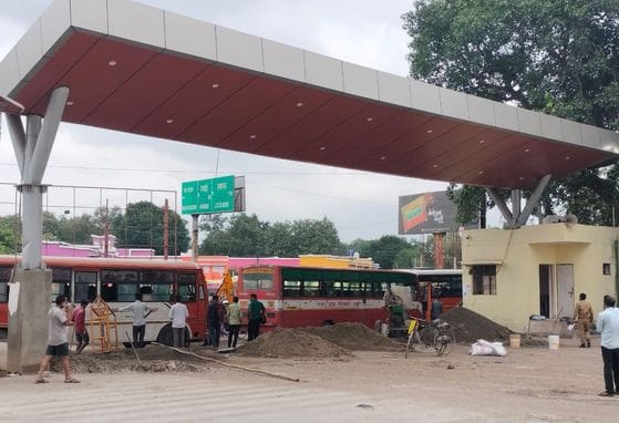 Buses started from outside instead of the station, people kept struggling with traffic jam