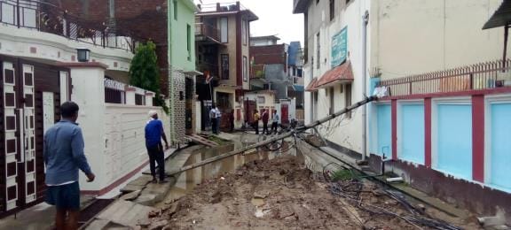 Gorakhpur News: Electricity wire stuck in JCB... three poles fell, electricity disrupted for 10 hours