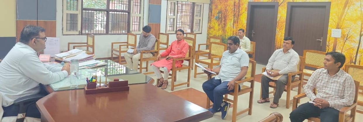 Attacking on posters and banners, commitment for a clean city prepared, Deputy Commissioner Munish Sharma has given instructions to improve the city's cleanliness system.