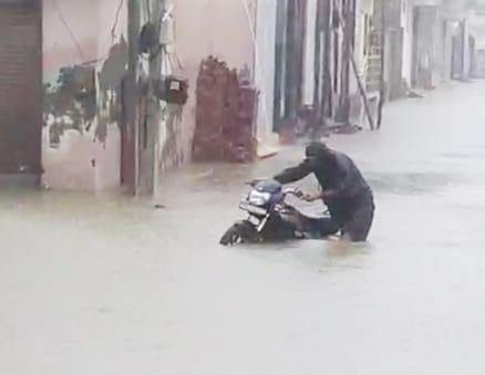 Disasterous rain... roads turned into lakes, waterlogging made life miserable