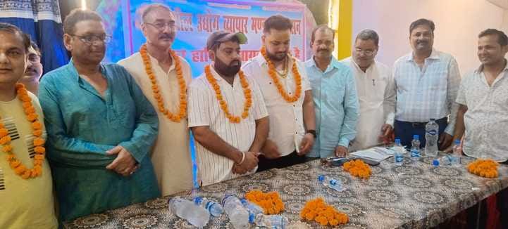 Krishna became president of Vyapar Mandal, Mohit became general secretary