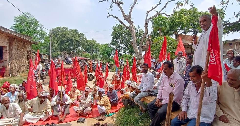 Stop the black marketing of urea, Kisan Sabha protested