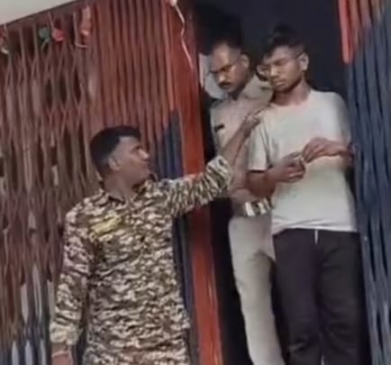 आरोपी को ले जाती पुलिस