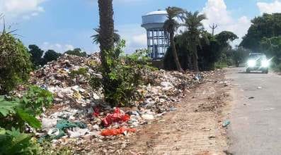 Piles of garbage on the roads are mocking the cleanliness campaign