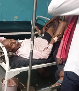 An old man fell from the roof due to a monkey attack and broke his back