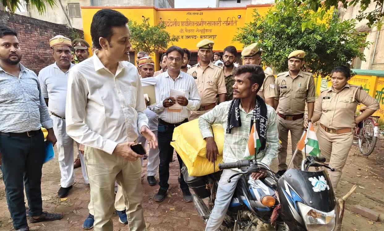 Divisional Commissioner checked the reality of fertilizer distribution