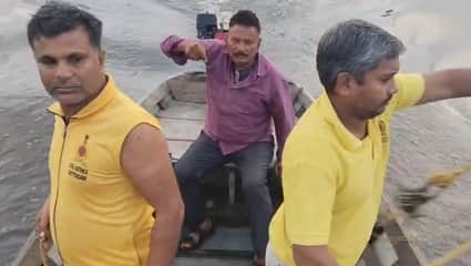 चित्तौड़गढ़ जिले के राशमी क्षेत्र में नदी में बहे महिला और बच्चों की तलाश करते सिविल डिफेंस टीम