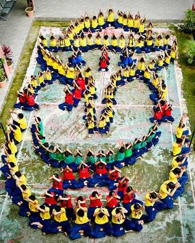 Human chain of Ganpati formed in DAV Tiara