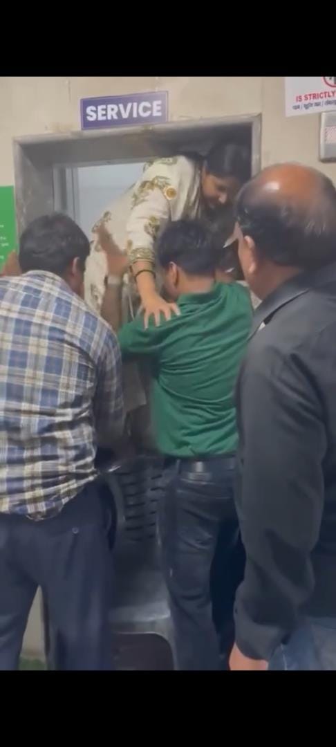 Apartment lift broke down, three people were stuck for 20 minutes