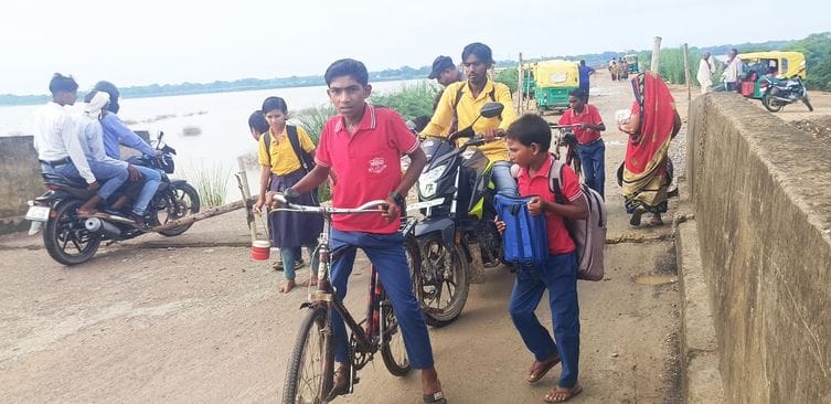 Kishanpur bridge's connecting road cut off due to flood, traffic closed