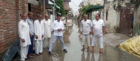 People protest against sewer blockage in Mayur Vihar