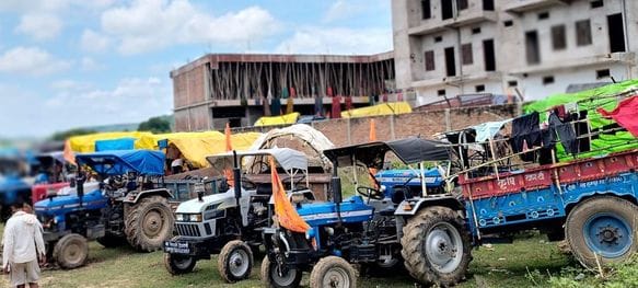 Despite the ban, movement on tractor-trolleys continues, fear of accidents remains