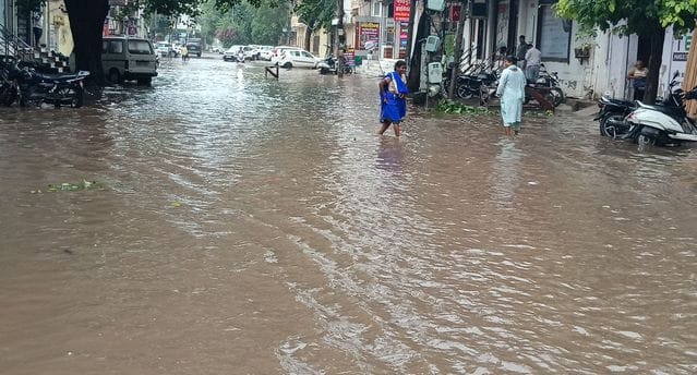 Waterlogging due to rain, vehicles got stuck in potholes and started shaking