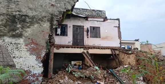 Two-storey house collapsed due to rain and lightning