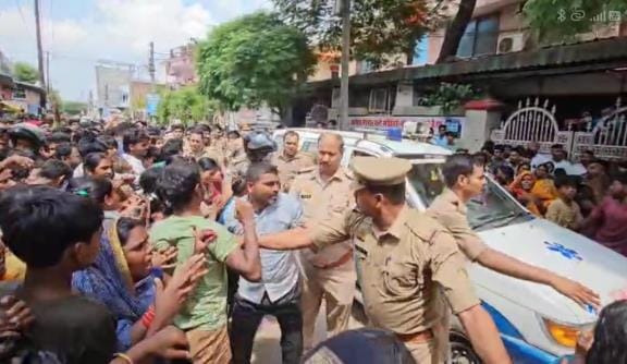 Gorakhpur News: Women wearing veils created a ruckus, showed slippers to police personnel
