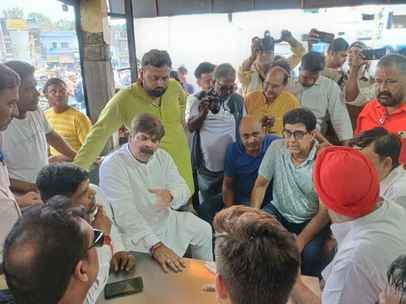 Slogans raised against road widening, agreement reached later