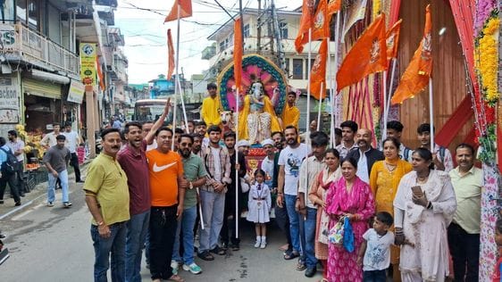 Ganapati was installed in the pandals with great pomp in Jogindernagar