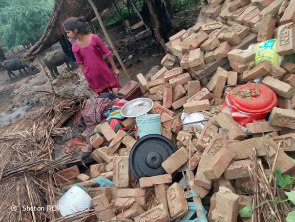 The wall of a kutcha house collapsed in the rain, the couple and their son were injured