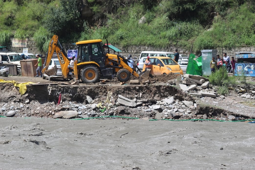 Darkness spreads in 1,000 villages of Kullu, mobile signal also missing