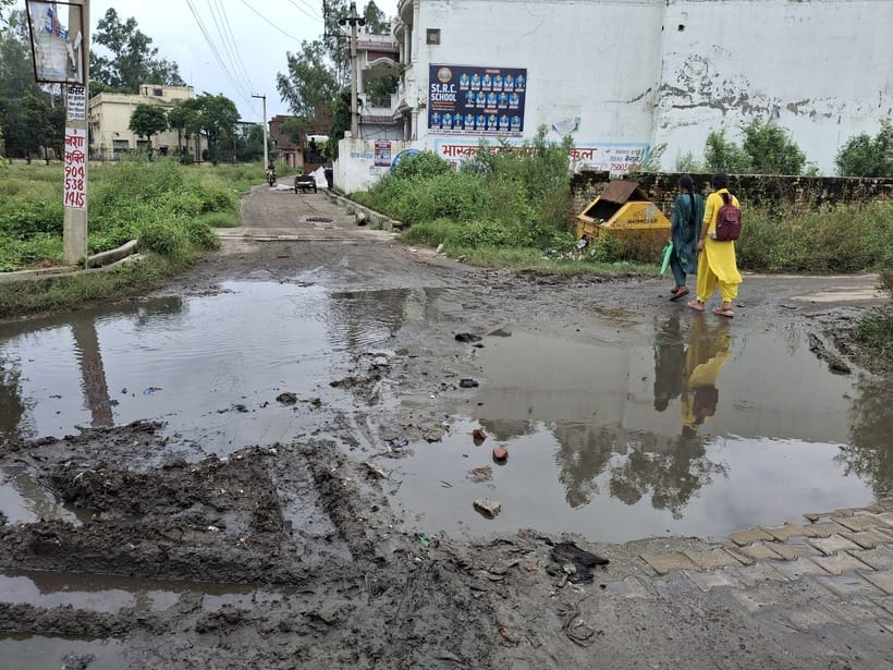 School students are forced to pass through mud and dirty water
