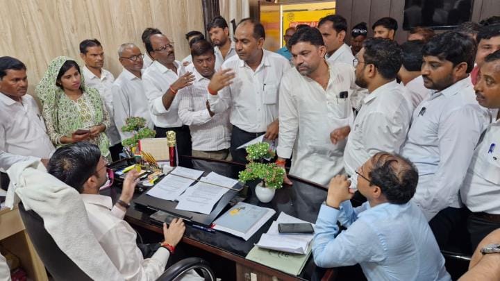Kishani tehsil administration cut off illegal connections, lawyers created ruckus