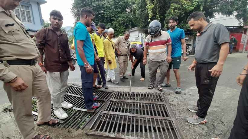A young man fell into the canal, police and NDRF started searching