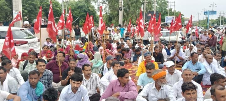 Workers surrounded the Mini Secretariat gate in protest against the ban on labor copy