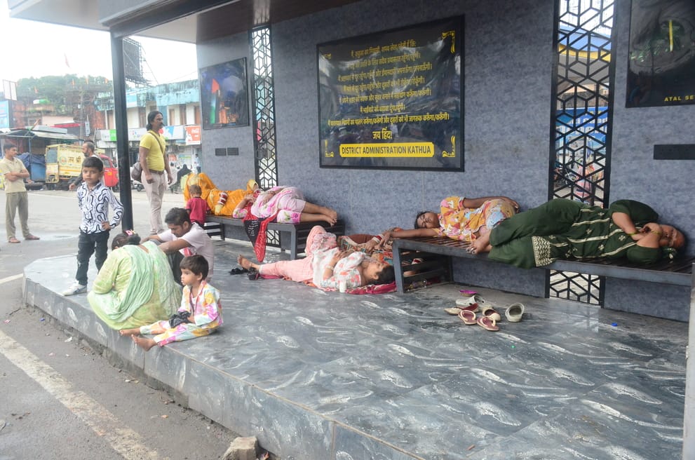 Devotees and travelers were stranded overnight, spent the night wherever they could find space in Lakhanpur