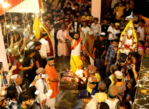 Faith: Mother's Guru walks on burning embers