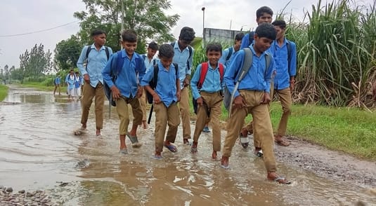 The road from Mandavali to Bakarpur Garhi became a pond
