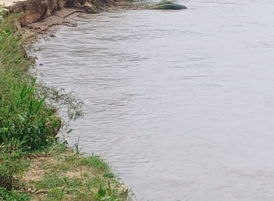 Ganga river changed its direction, situation became normal as it flowed towards the embankments