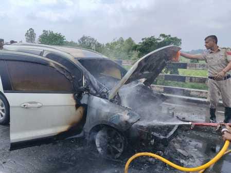 Car caught fire on the bridge, driver narrowly escaped