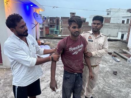 Three thieves entered the house through the roof, one caught