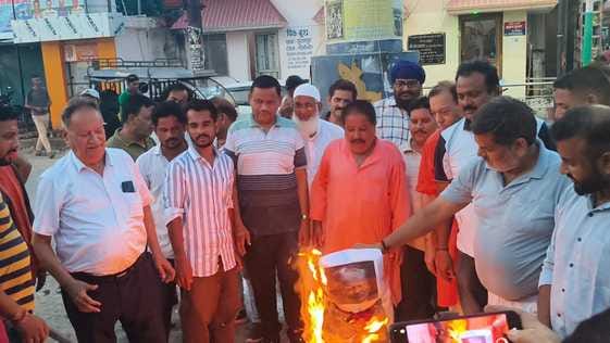 Traders protest against tariff, burn effigy of US President