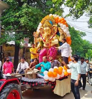 Ganpati Bappa's idol was installed in Ramlila ground with drums and trumpets
