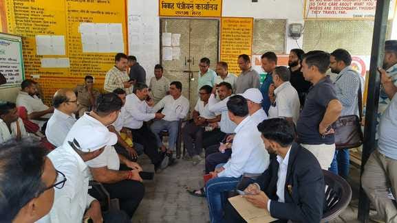 Advocates locked the gate of the registry office and sat on a dharna