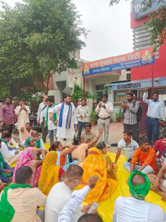 Demonstration against the Naib Tehsildar, farmers surrounded the police station