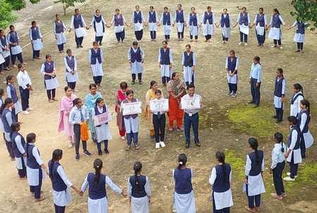 Female teachers and students received equality honor