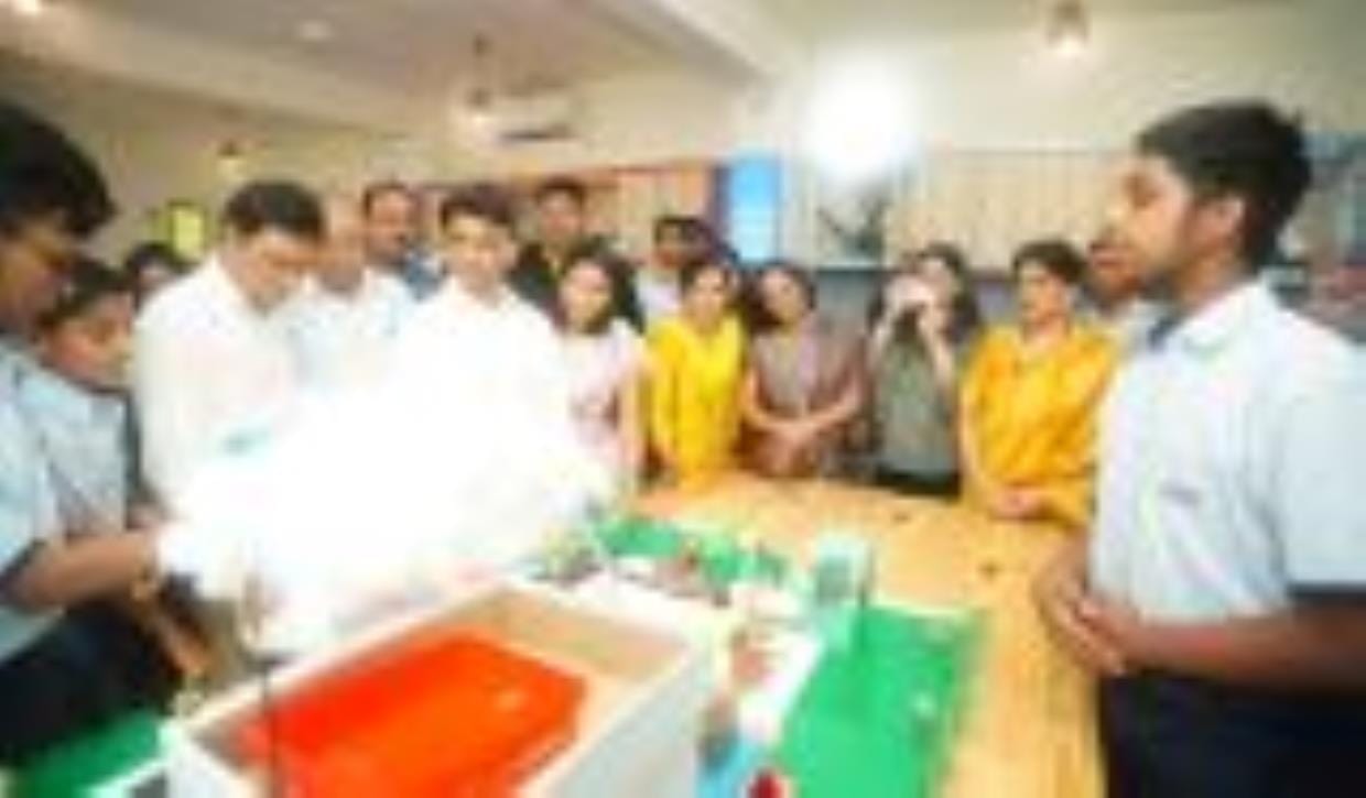 Shubhanshu returned to his childhood with children in Nakshatrashaala and gave mantras of success