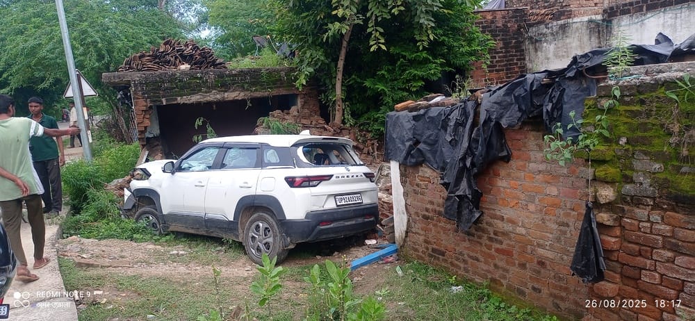 Uncontrolled car entered the house, two goats died, five injured