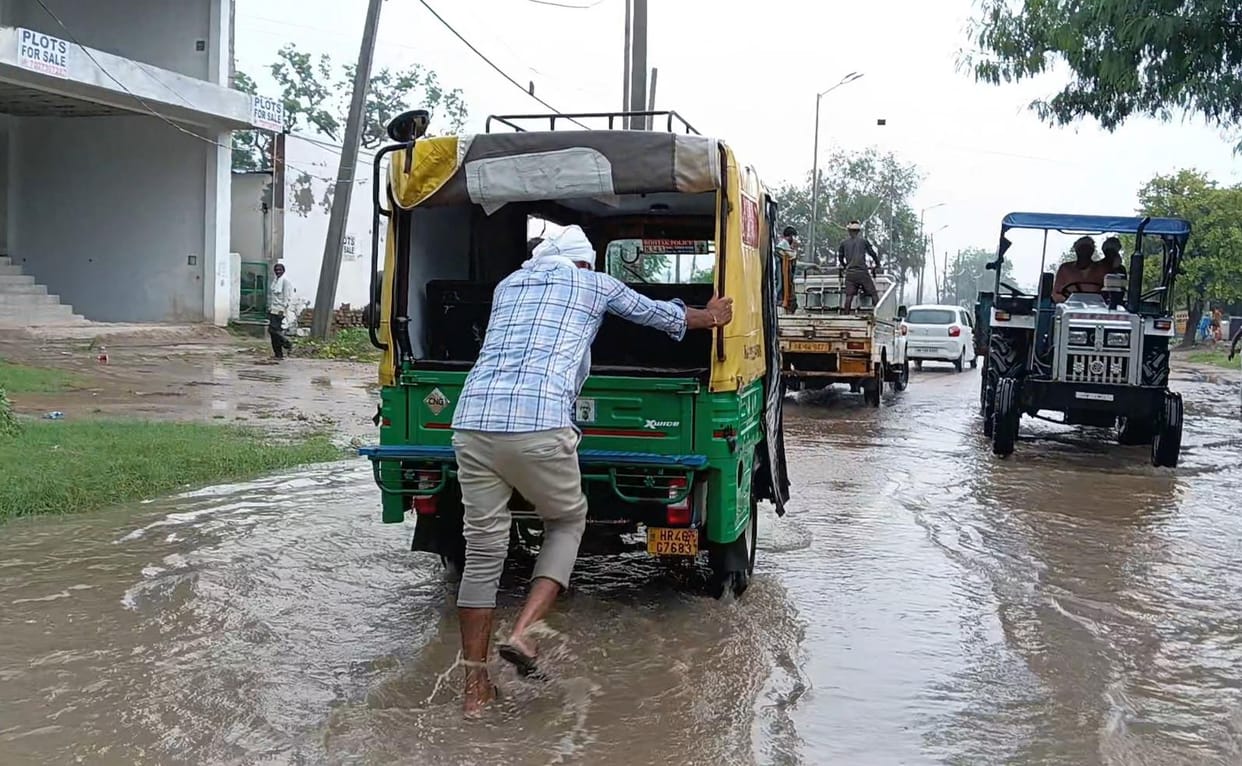 Clouds poured, the system was swept away, the system was in a chaotic state, about 55 MM of rain fell in Dadri on Tuesday.