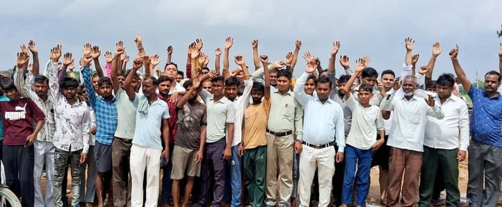 Ujhani- Sakri Jungle Road closed due to under construction bypass, villagers stopped the work