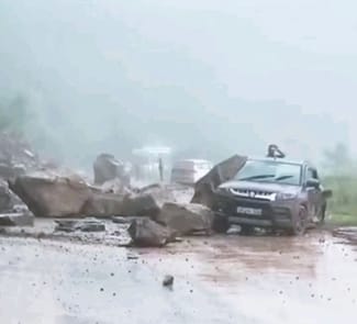 Stone fell on car on Hamirpur-Una highway, passengers safe