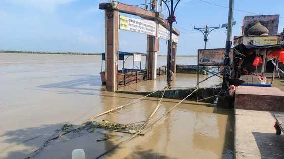 Ganga's water level decreased, erosion continues due to strong current