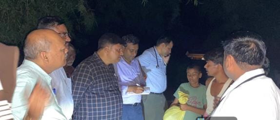 The health team screened sick patients till late night