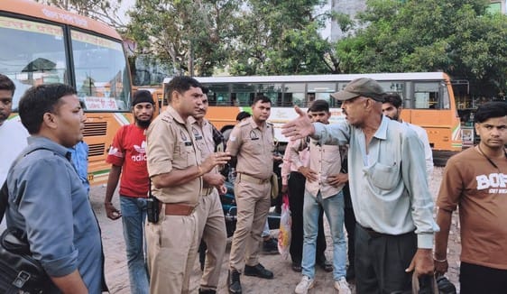 Fight between private hospital staff and Amroha depot bus driver, video goes viral