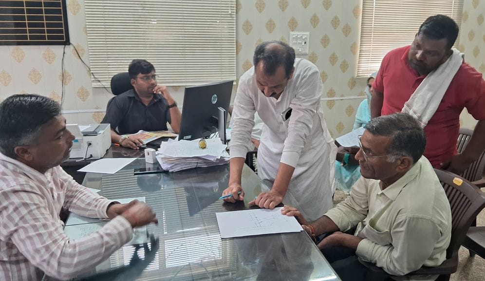 Councillor said to the Municipal Secretary- Drain the water accumulated on Delhi Road