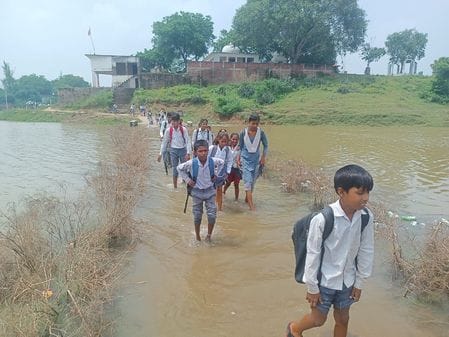 Yamuna water level increased, villages lost contact with each other